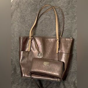Michael Kors Jet Set tote with Matching Wallet in Nickel